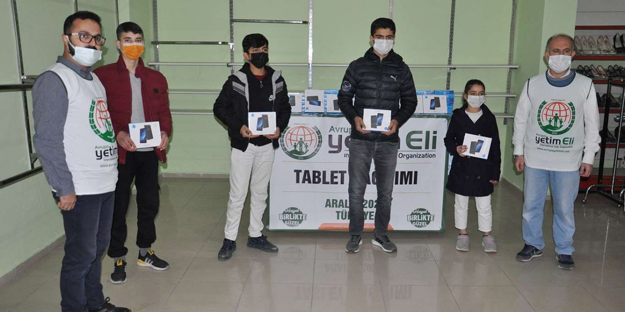 Avrupa Yetim Eli Batman’da ihtiyaç sahibi öğrencilere tablet dağıttı