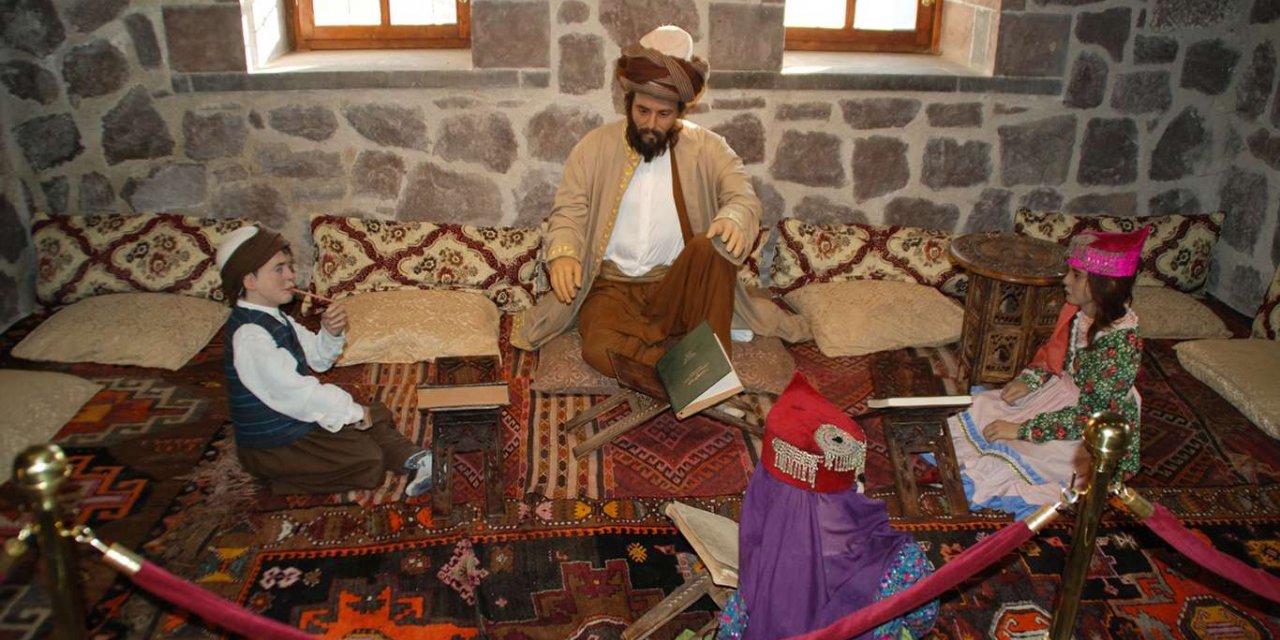 Bir halkın içinde çıkmış mutasavvıf, ârif, âlim, bilim adamı ve şair: Şeyh Âhmed-i Hani