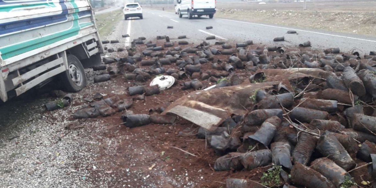 ​Siirt’te fıstık fidanı yüklü pikap takla attı: 2 hafif yaralı