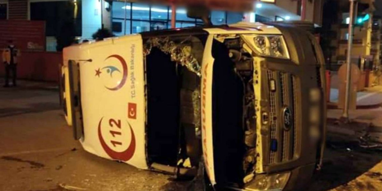 Gaziantep'te hasta almaya giden ambulans kaza yaptı: 4 yaralı