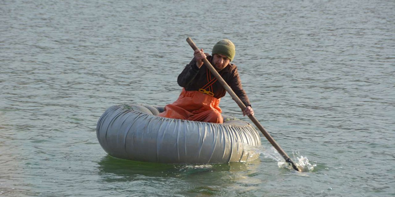 Geçimini balık tutarak sağlıyor