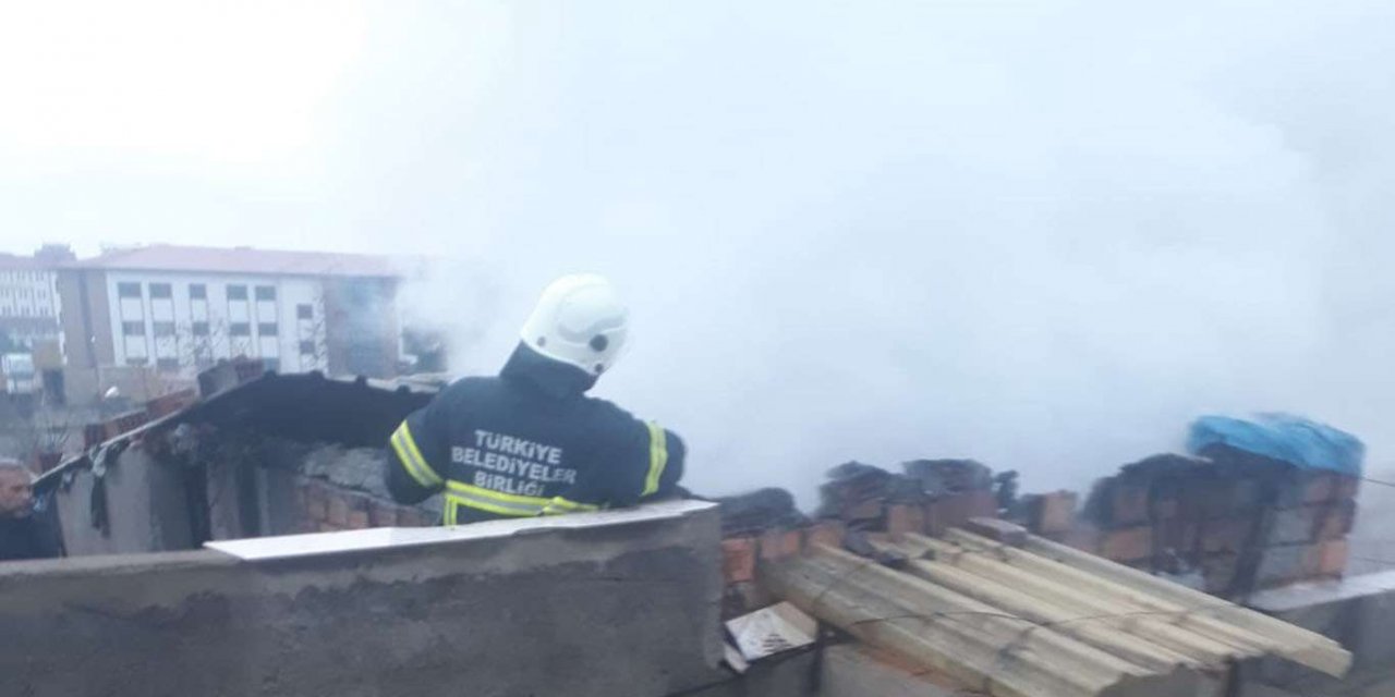Kâhta'da evin çatı katında çıkan yangın büyümeden kontrol altına alındı