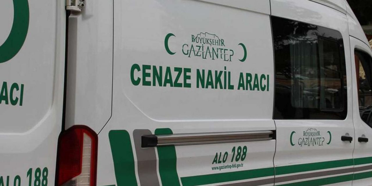 Nizip'te iki otomobil kafa kafaya çarpıştı: 1 ölü 2 yaralı
