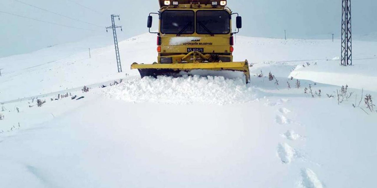 Van’da karla mücadele çalışmaları devam ediyor