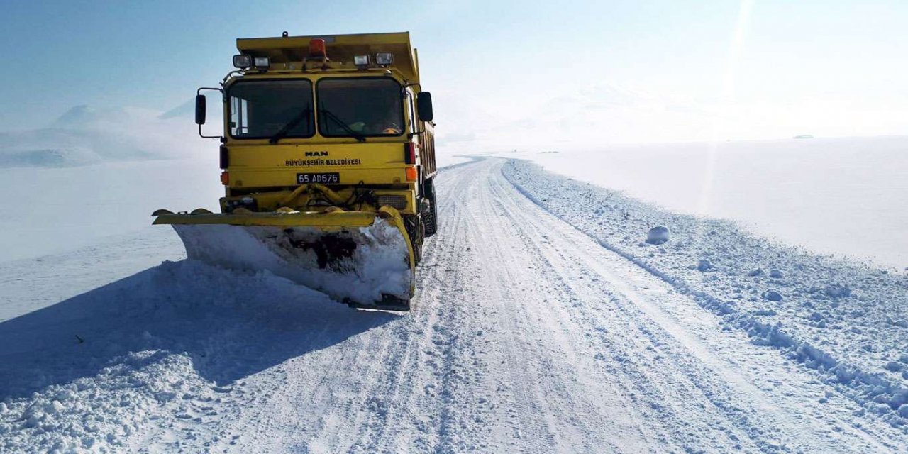 Van'da ulaşıma kapanan 320 yerleşim yeri için yol açma çalışmaları devam ediyor