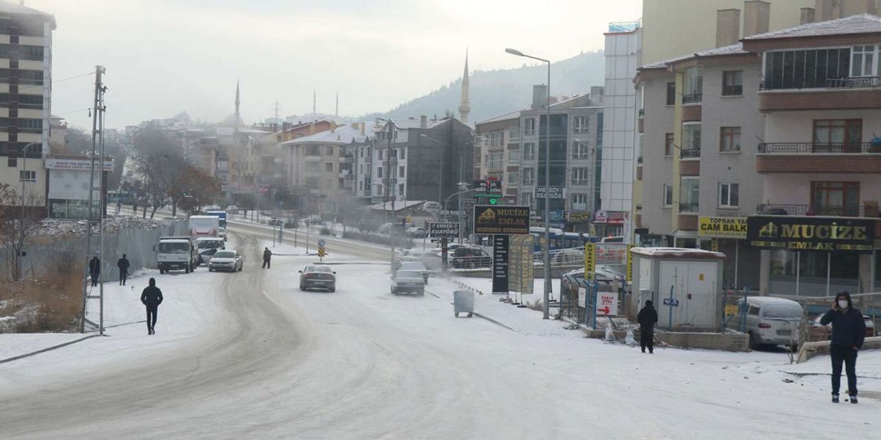 Ankara'da mevsimin ilk karı yağdı