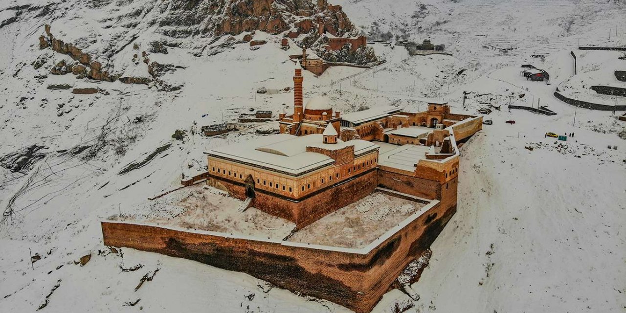 İshak Paşa Sarayından kar manzaraları