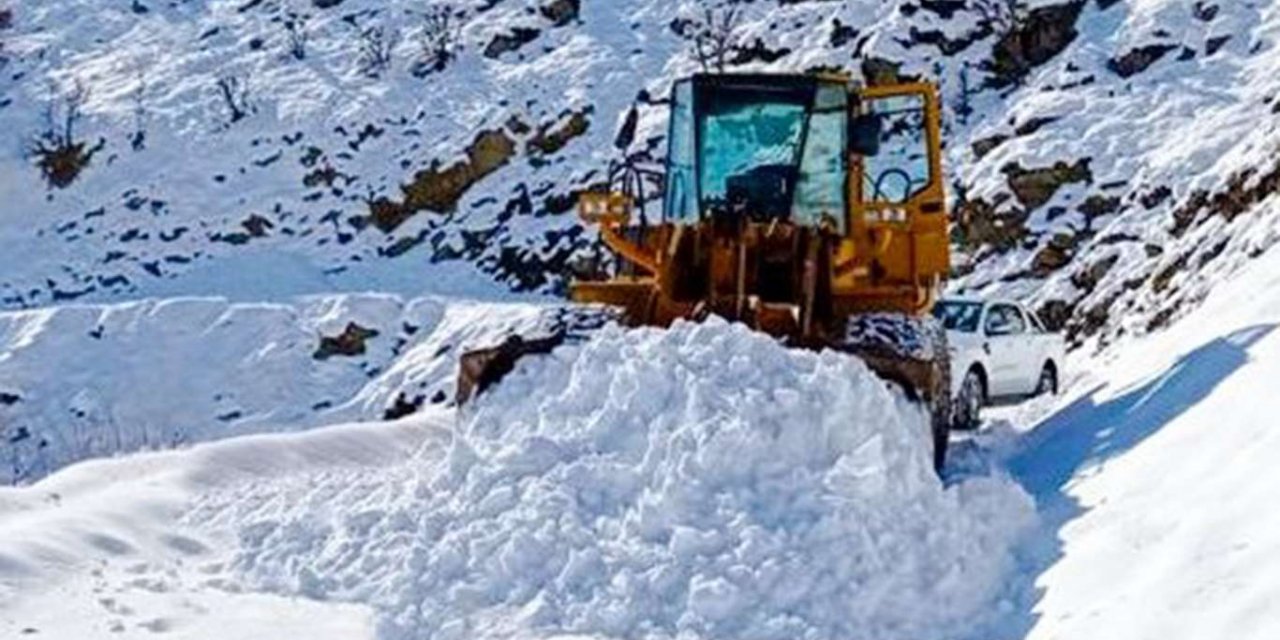 Karla kapanan yollar tekrar ulaşıma açıldı