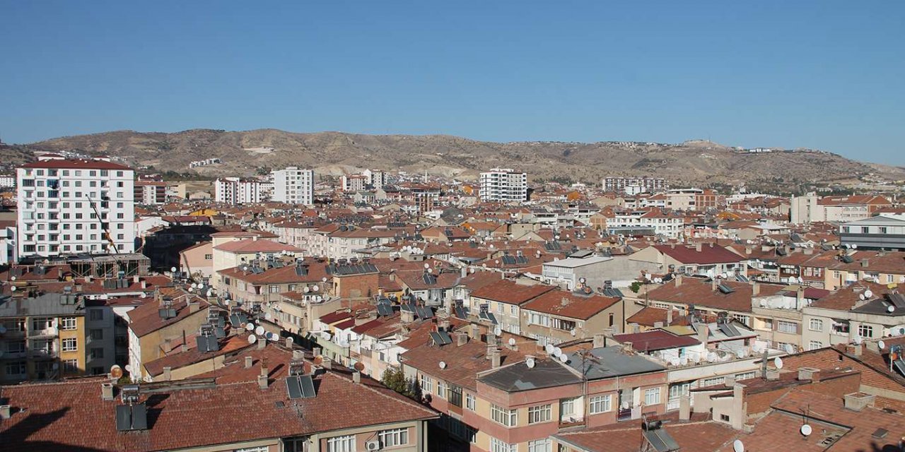 Elazığ'da orta hasarlı evlerde oturanlar "ortada kaldı"