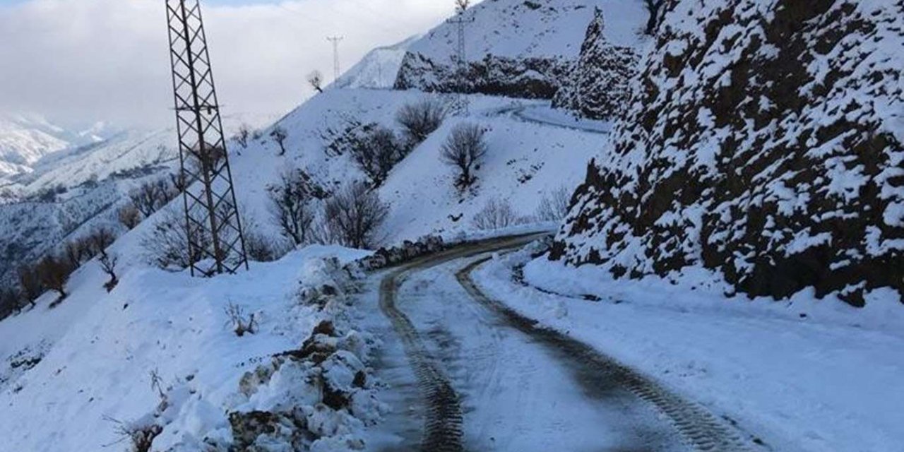 Diyarbakır'da kar nedeniyle kapanan 5 mahalle yolu ulaşıma açıldı