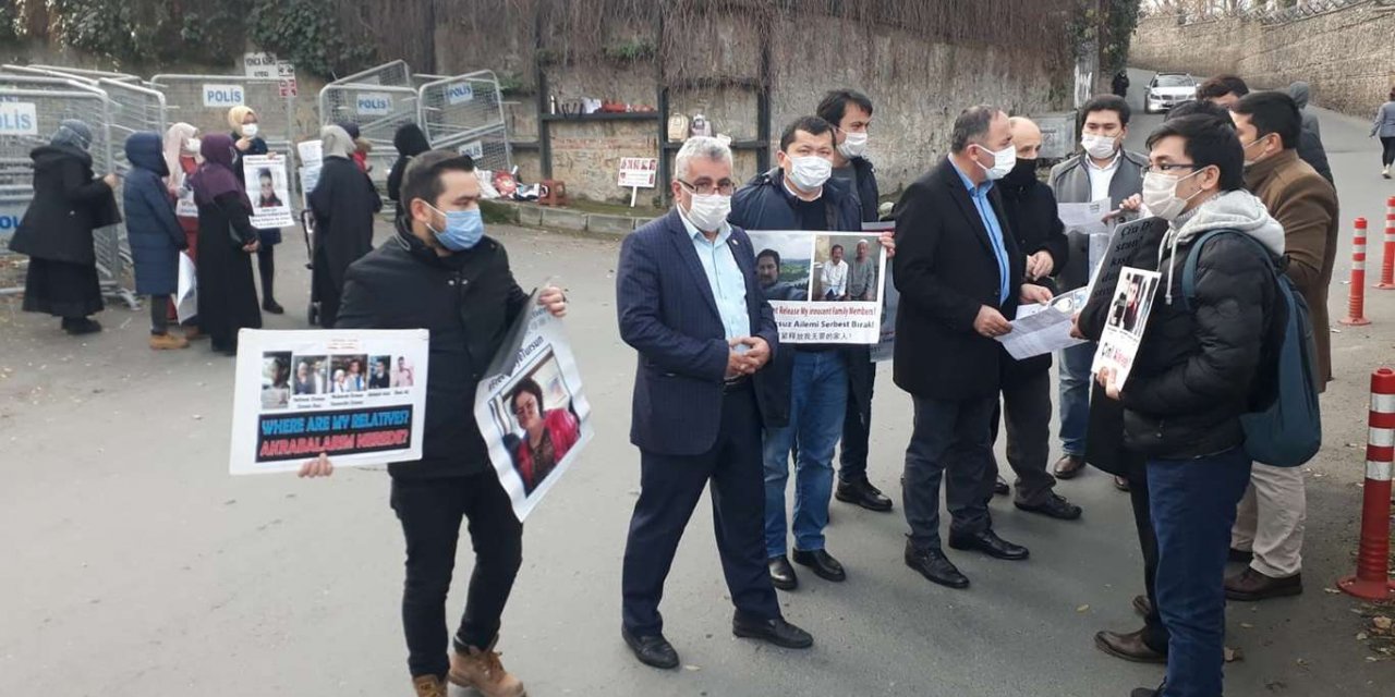 Elibüyük'ten Çin konsolosluğu önünde nöbet tutan Doğu Türkistanlılara ziyaret