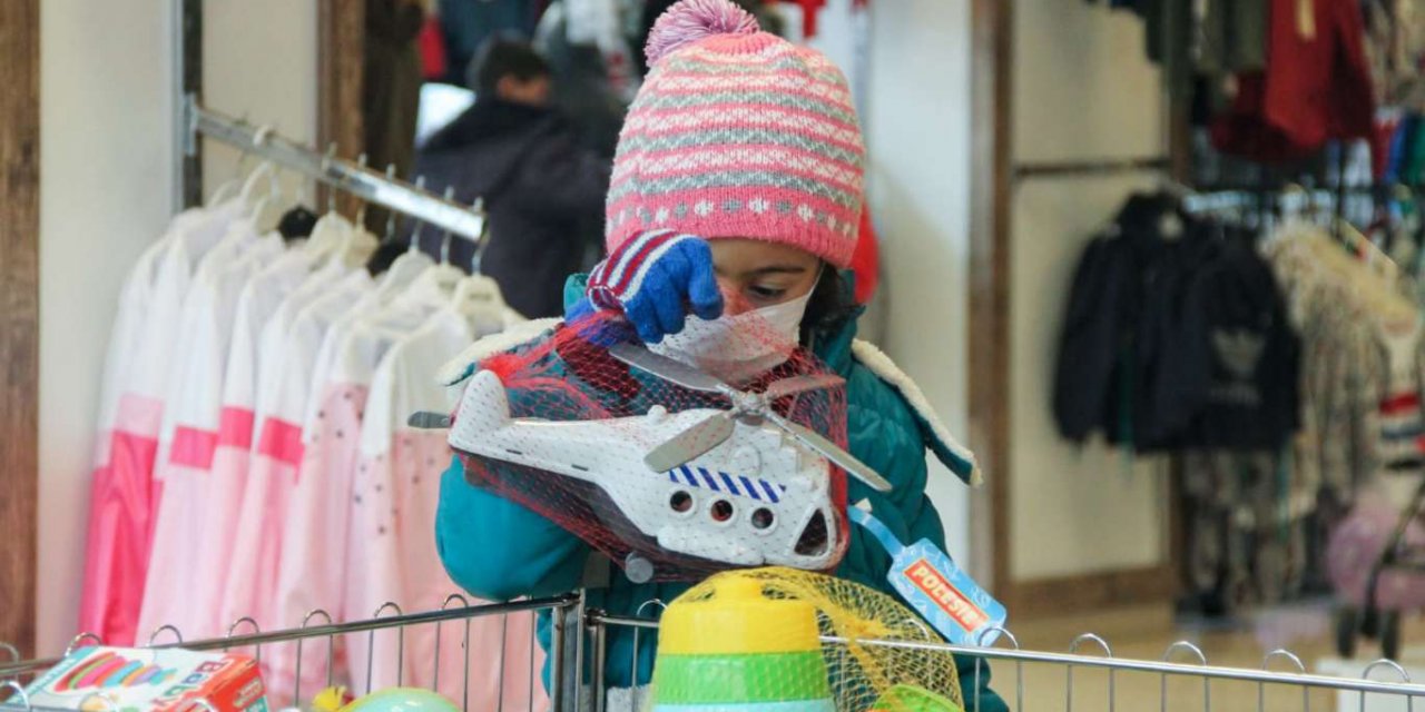 Ağrı'da 428 yetim ve ihtiyaç sahibi çocuğa giyecek yardımı