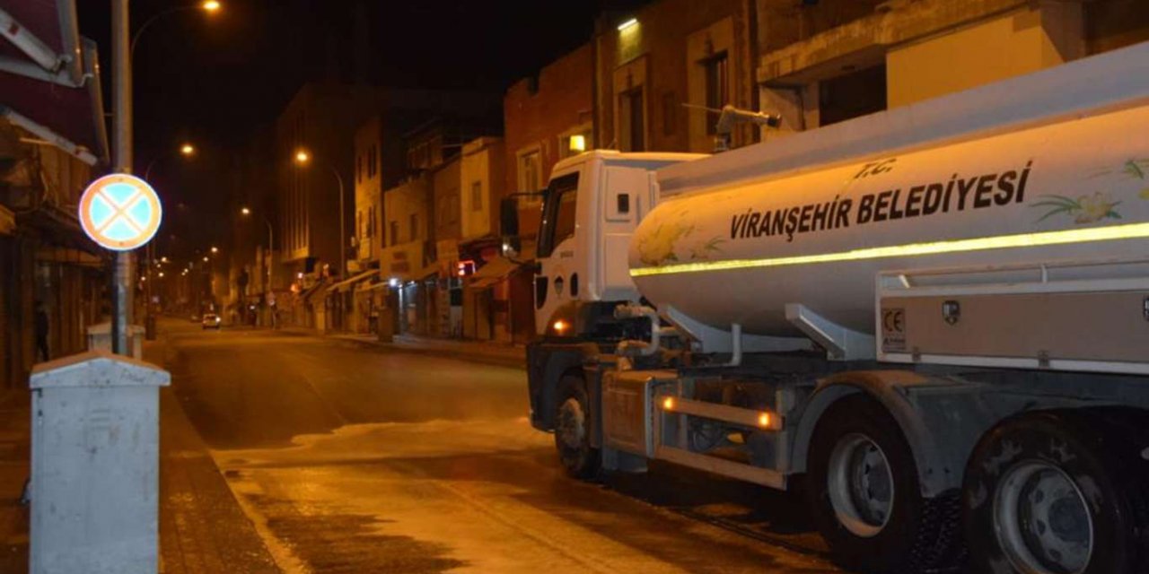 Viranşehir'de ilçenin ana caddeleri dezenfekte edildi