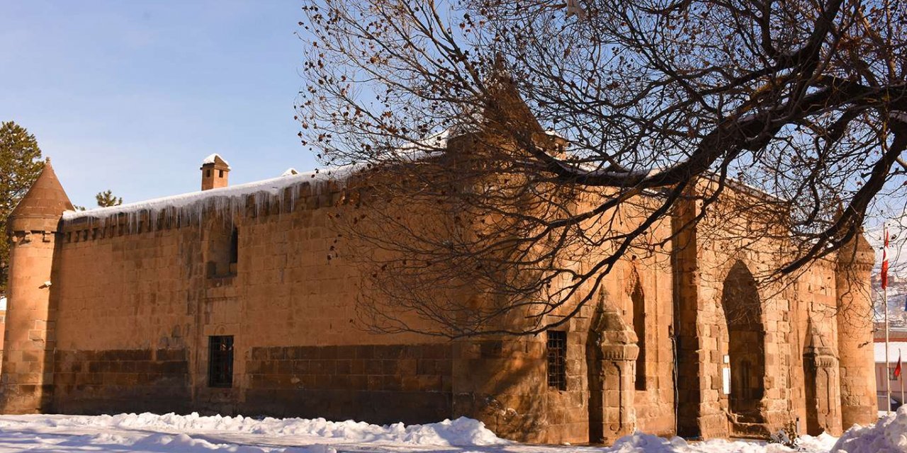 Sokağa çıkma kısıtlamasıyla Bitlis'in beyaz örtüsü göz kamaştırıyor