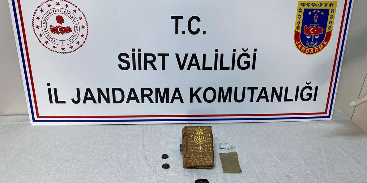 Siirt’te yapılan tarihi eser operasyonunda el yazması dini kitap ele geçirildi