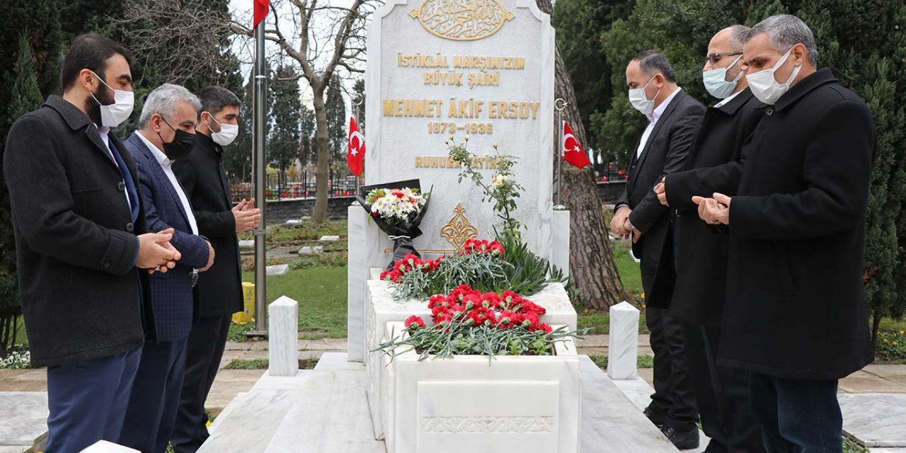 ​HÜDA PAR İstanbul İl Başkanlığı Mehmet Akif Ersoy'u mezarı başında dualarla andı