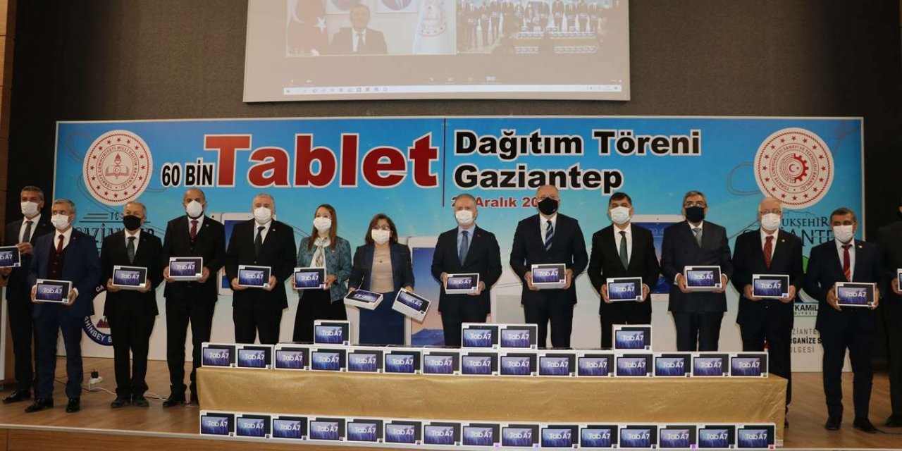 Gaziantep’te öğrencilere ücretiz tablet dağıtımı başladı