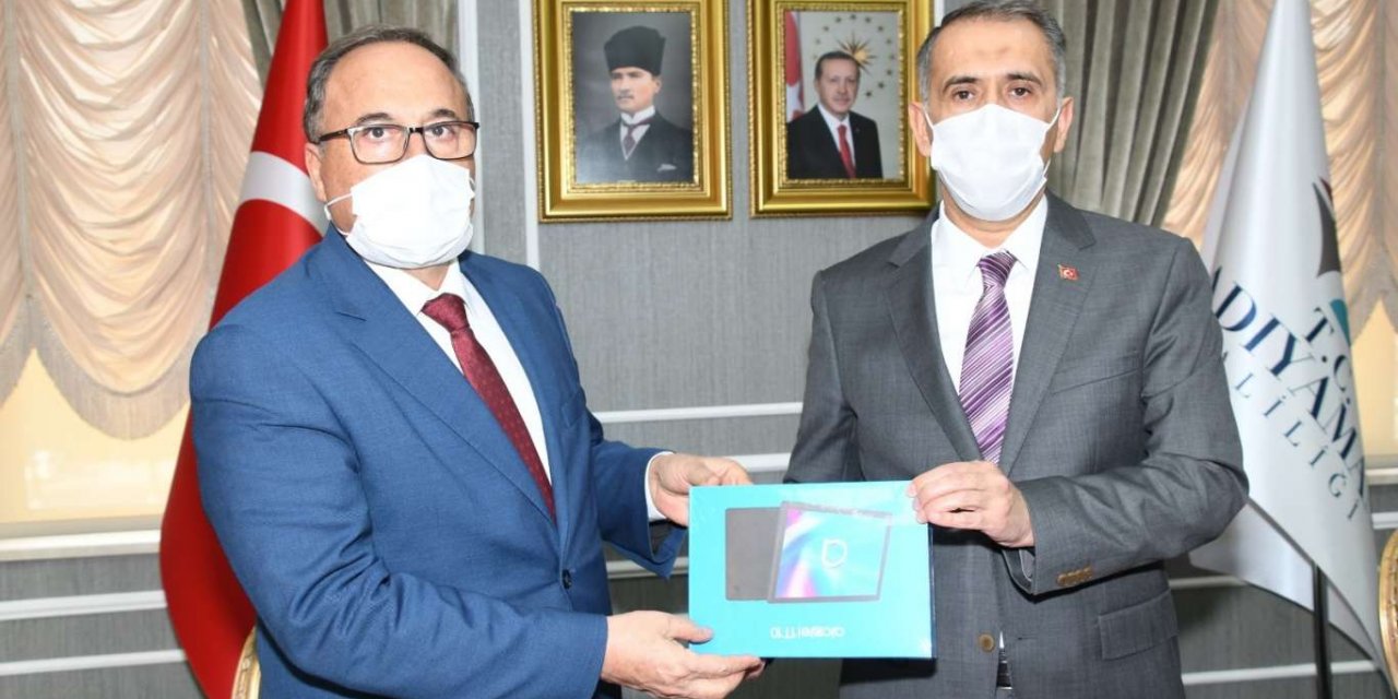 Adıyaman'da hayırsever aileden uzaktan eğitime 500 adet tablet desteği