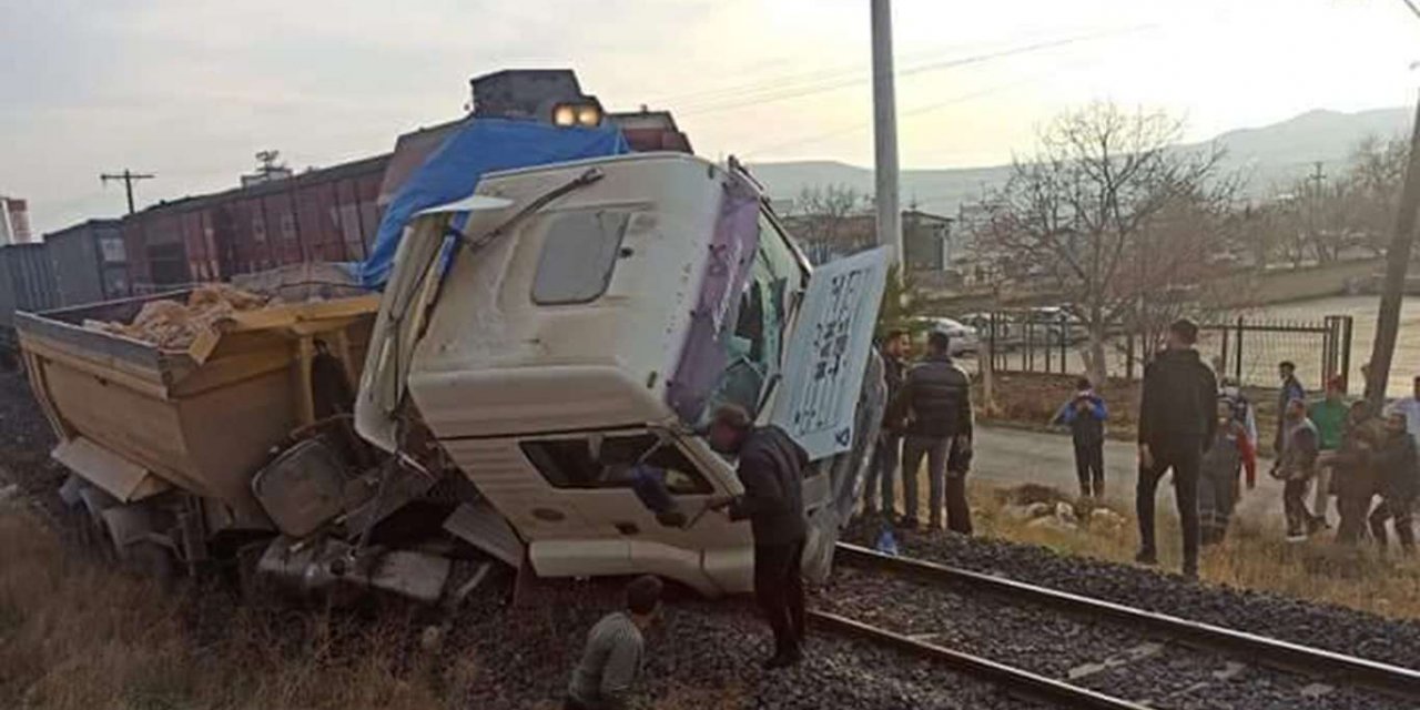 ​Elazığ'da hemzemin geçitte tren ile kamyon çarpıştı: 5 yaralı
