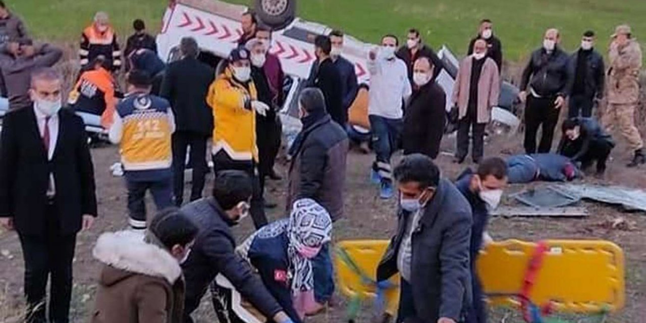 Wesayîta ku personelê tenduristîyê vediguhast qeza kir: Mirîyek 12 birîndar