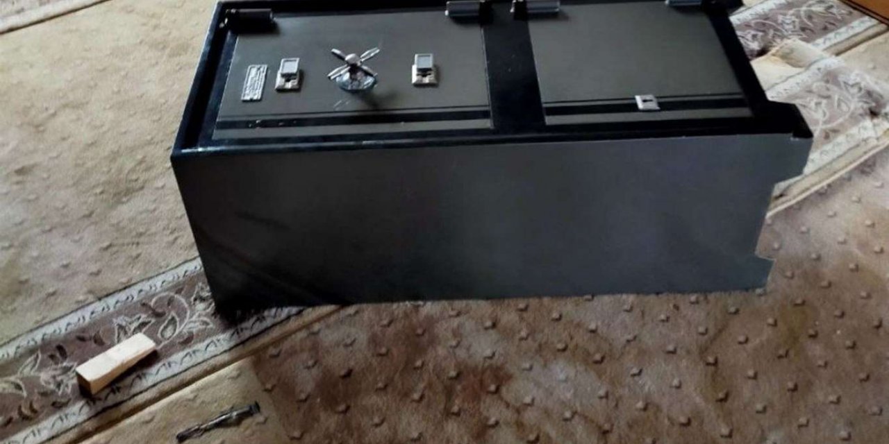 Camideki yardım kasasını çalmaya çalışırken yakalandı