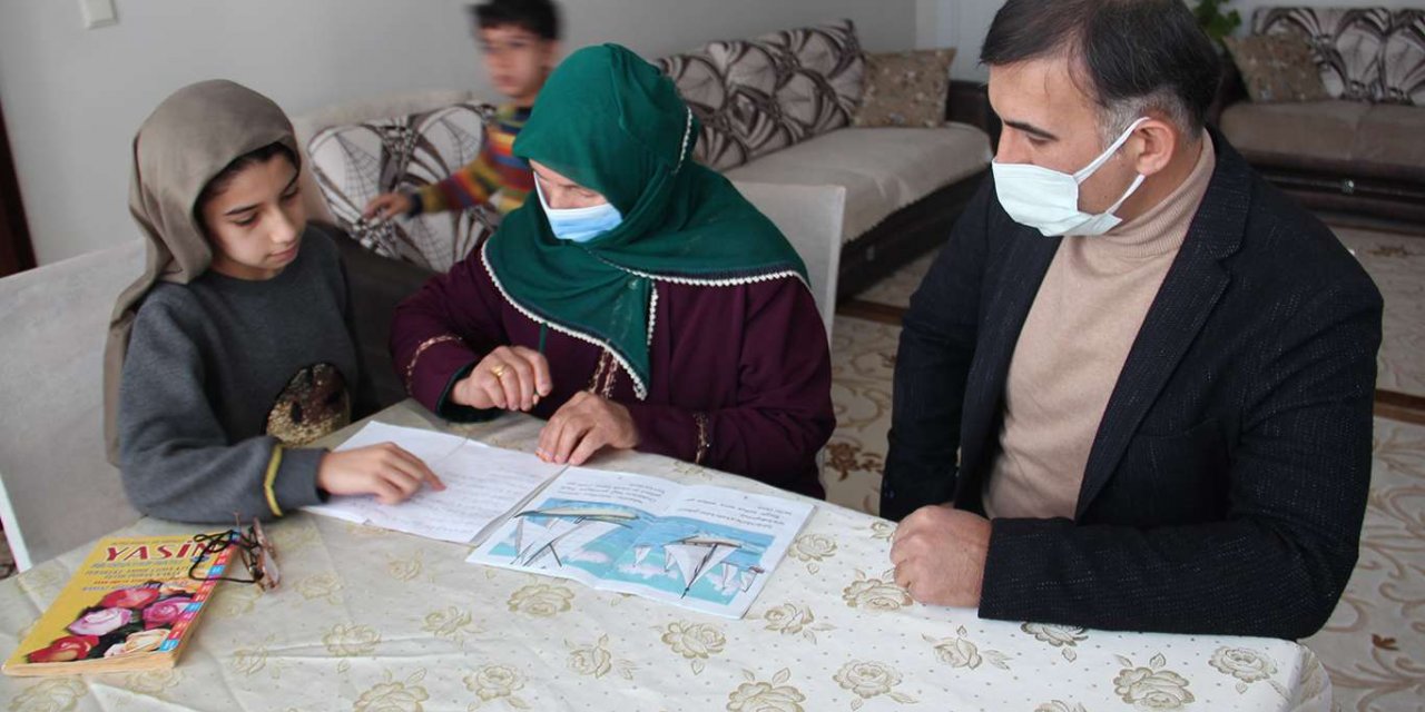 9 çocuğunu üniversiteden mezun eden yaşlı kadının okuma yazma azmi imrendiriyor