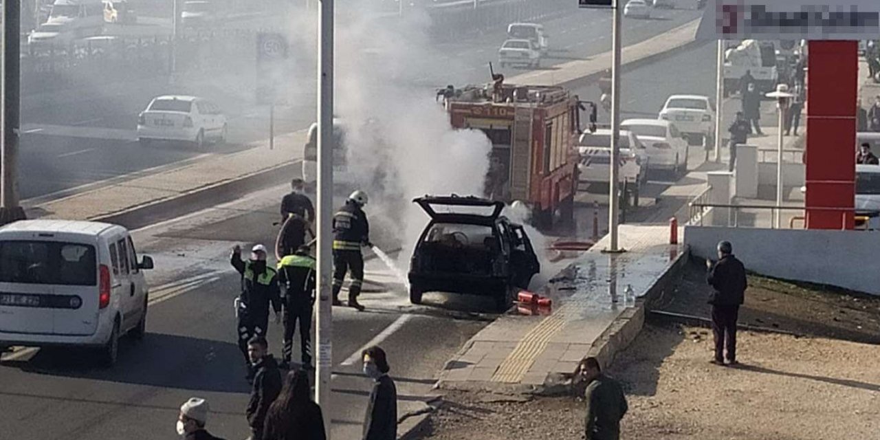 Diyarbakır tesisler yakınlarında park halindeki otomobil alev aldı