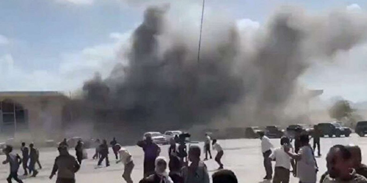 Yemenli yeni kabine üyelerinin uçaktan indiği sırada patlama