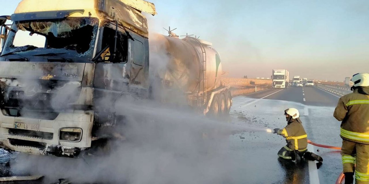Mardin İpekyolu’nda seyir halindeki tanker alev alarak yandı