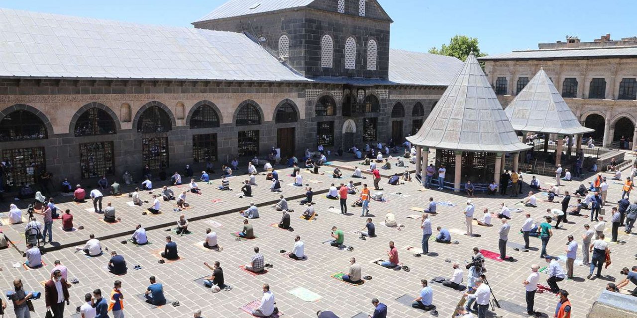 Sokağa çıkma kısıtlamasında cuma namazı kılınabilecek