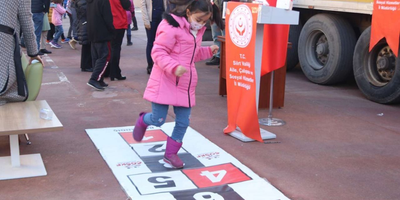 Doğu ve Güneydoğu’daki çocuklar için hazırlanan hediye karavanı Siirt’te