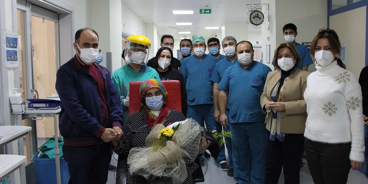 Bir ay süren zorlu tedavi süreçlerinin ardından iki Covid-19 hastası şifa buldu
