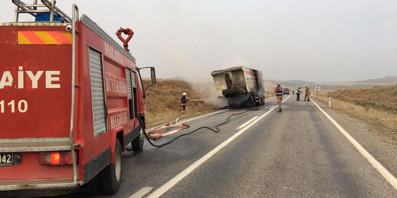 Malatya-Arapgir yolunda seyir halinde alev alan kamyon kullanılamaz hale geldi