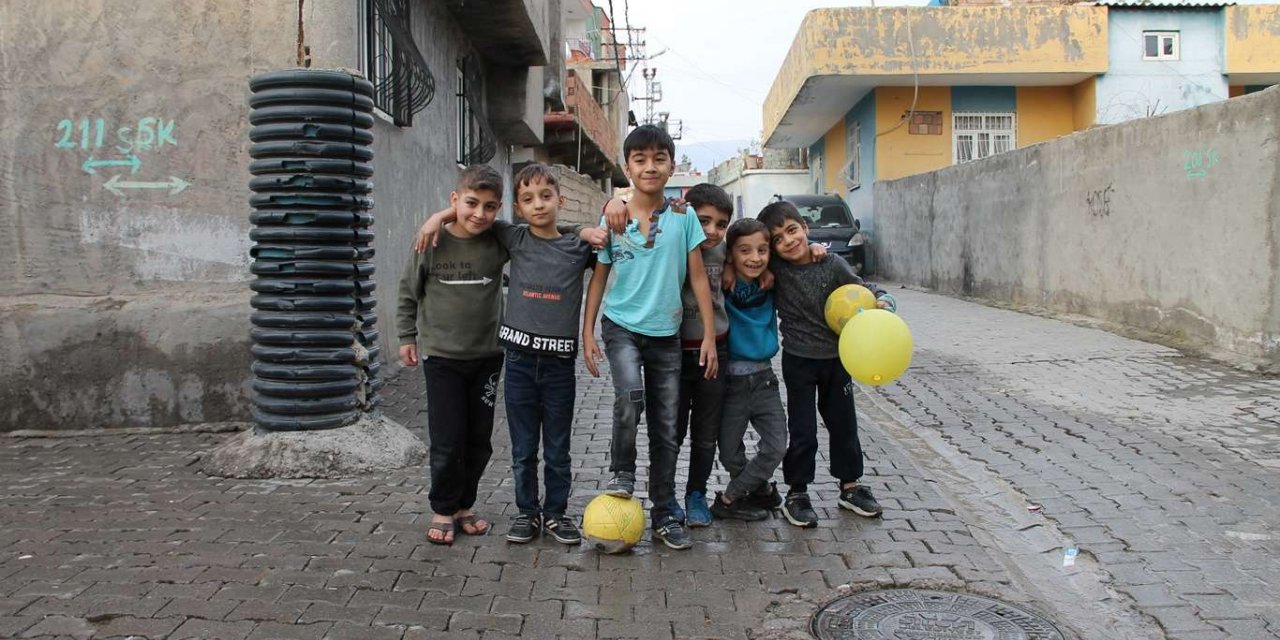 Kısıtlamayla boşalan sokaklar çocuklara kaldı