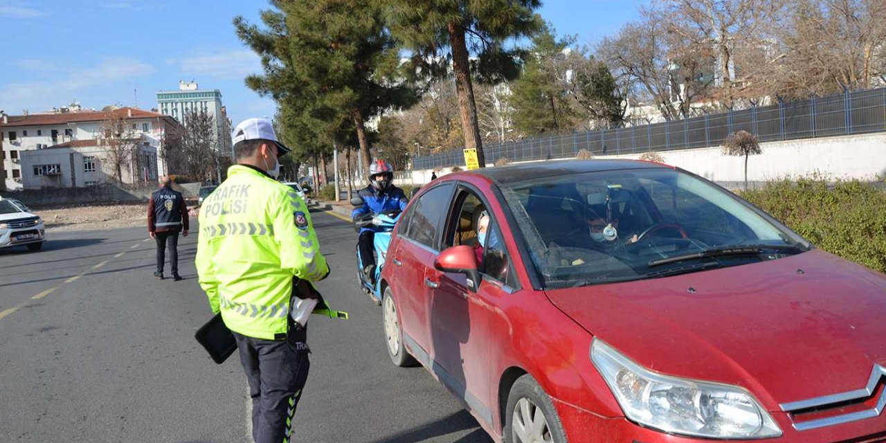 Sokağa çıkma kısıtlamasının son gününde de Diyarbakır caddeleri boş kaldı