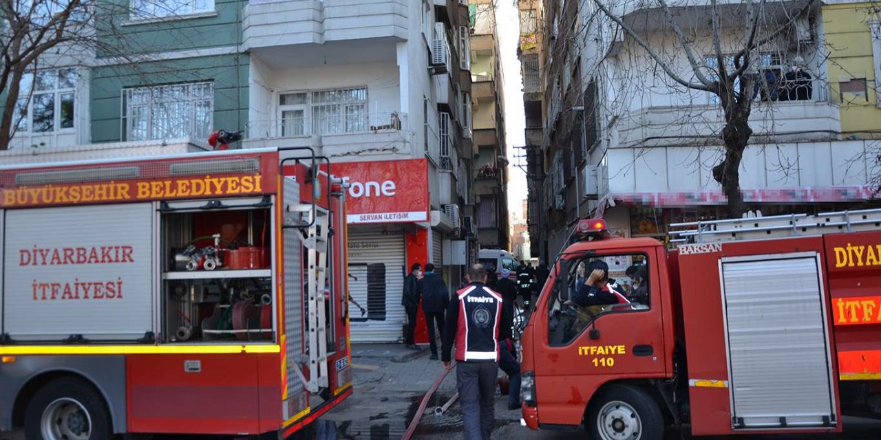 Diyarbakır Bağlar Kaynartepe Mahallesinde binanın çatısında çıkan yangın korkuttu