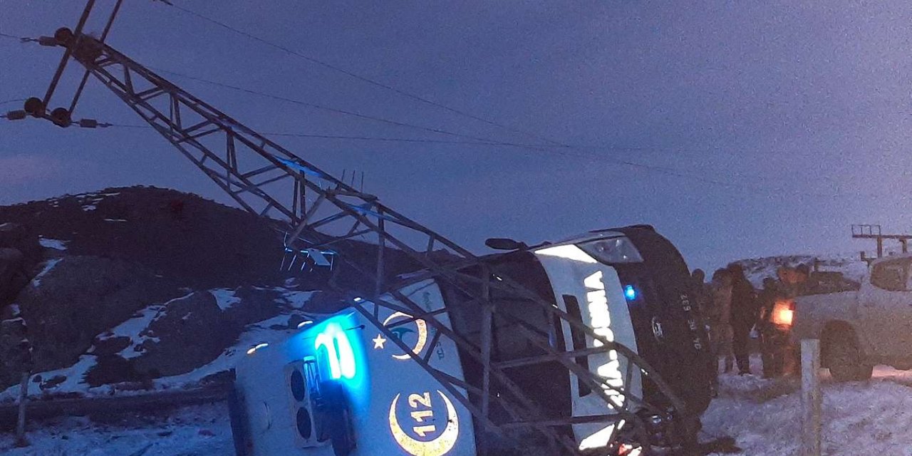 Ağrı'da direğe çarpan ambulans yan yattı: 5 yaralı