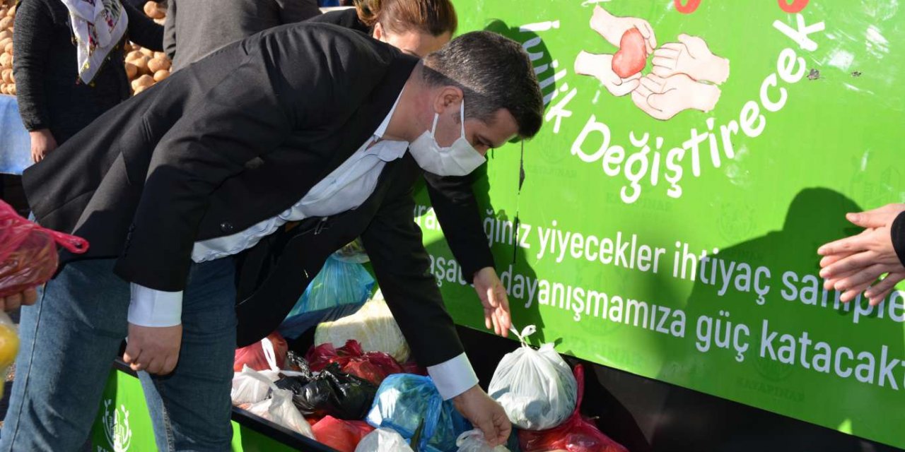 Kayapınar'da iyilik stantlarına hayırseverlerin yardımı sürüyor