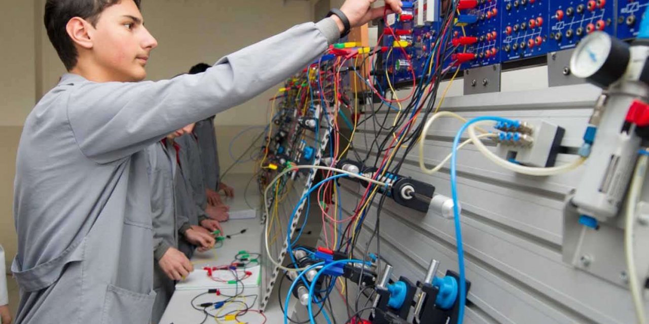 "Mesleki Eğitimde 1000 Okul Projesi" kapsamında okullara yardımcı kaynak