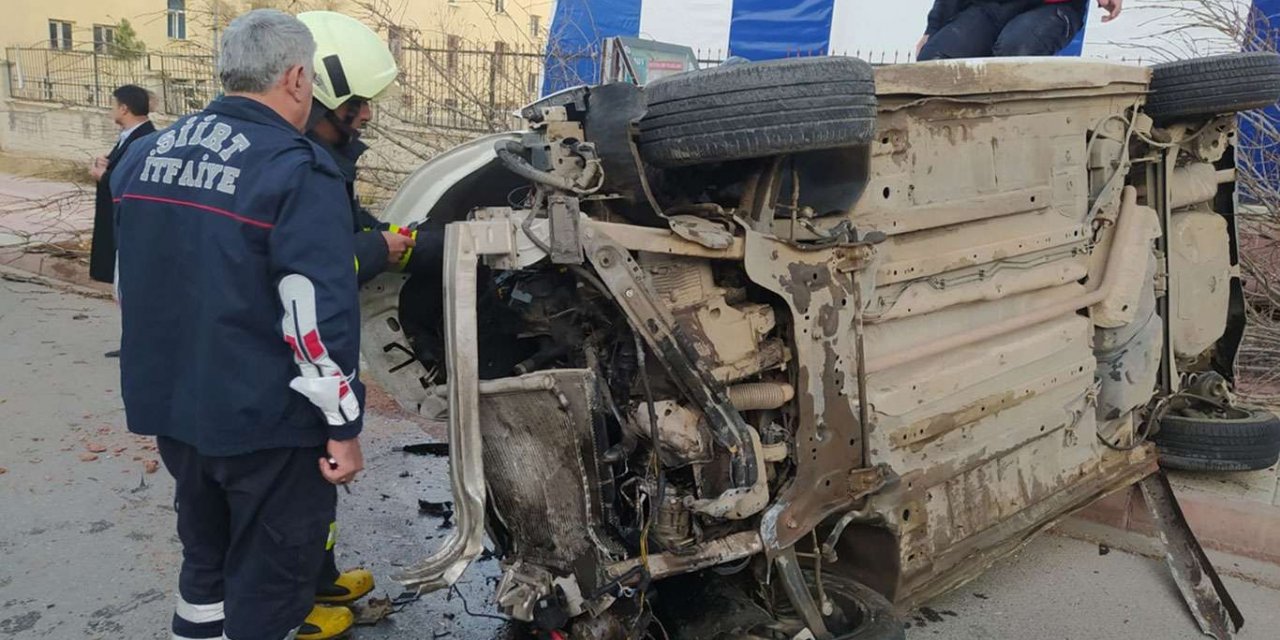 Kontrolden çıkarak ağaca çarpan araçta 2 kişi yaralandı
