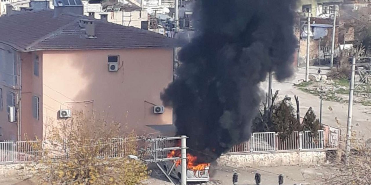 Park halindeki minibüs alev alev yandı