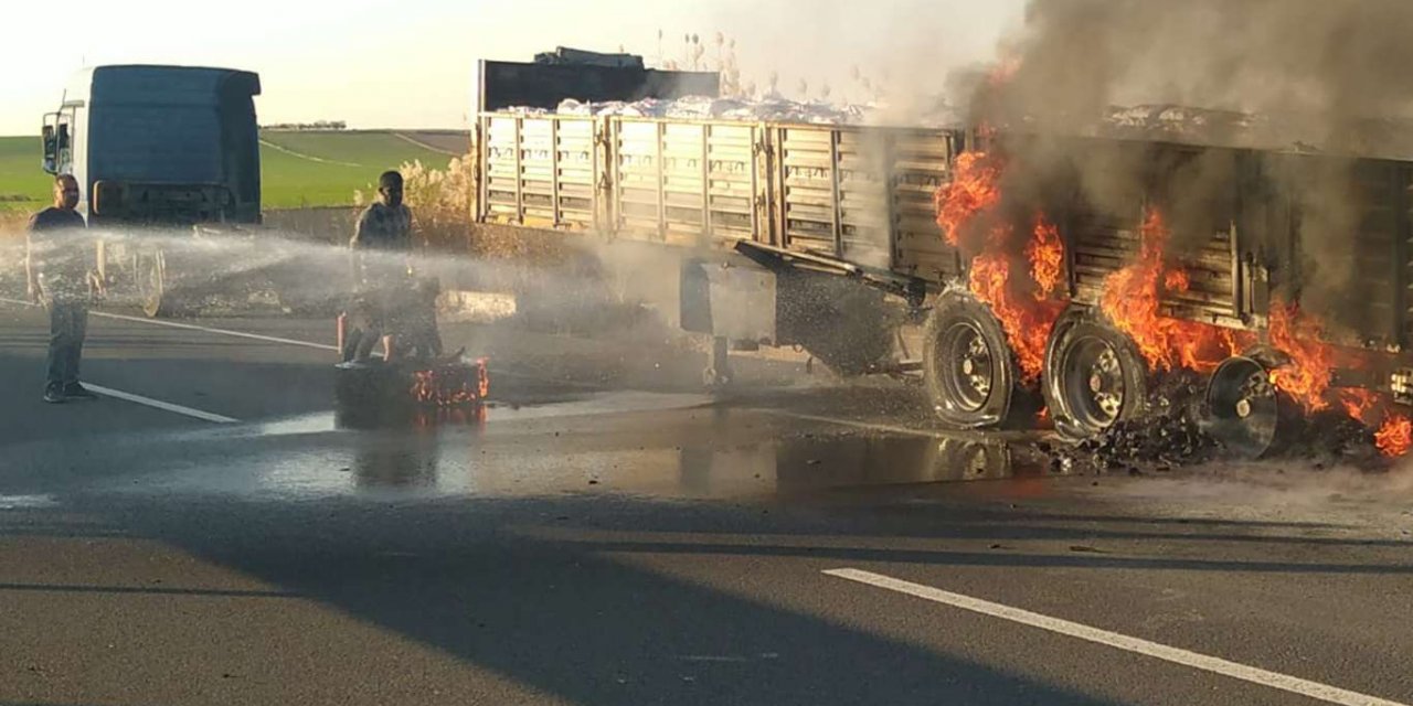 Kömür yüklü TIR seyir halinde alev aldı