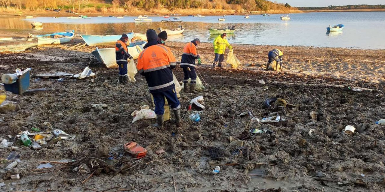 İstanbul’da kuraklık sebebiyle suları çekilen barajlardaki atıklar temizleniyor