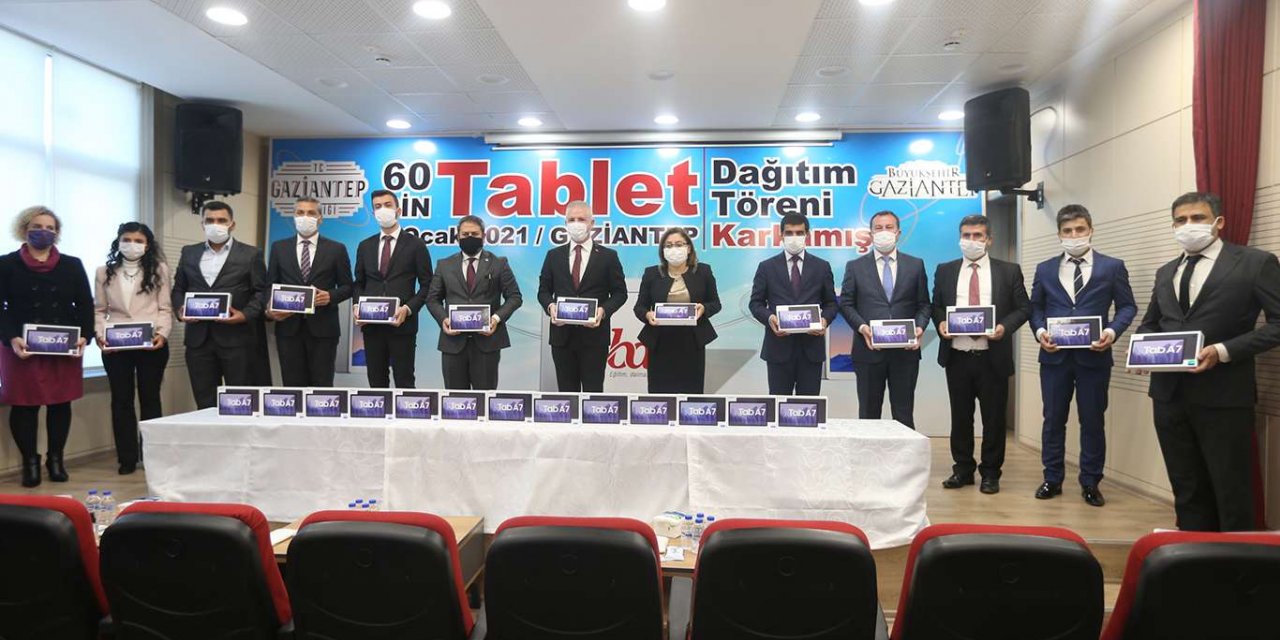 Gaziantep’te öğrencilere ücretiz tablet dağıtımı sürüyor