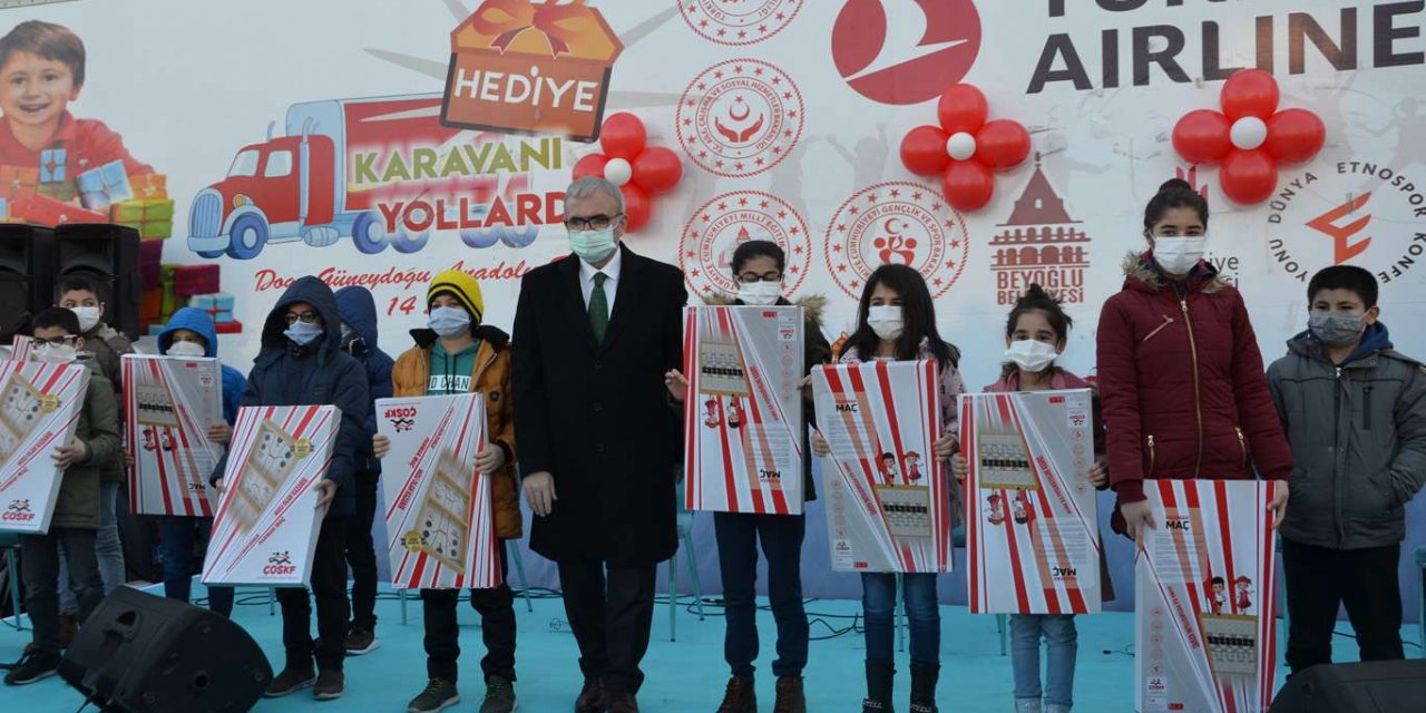 14 Şehirde Hediye Karavanı Yollarda Kampanyası'nın son durağı Diyarbakır oldu