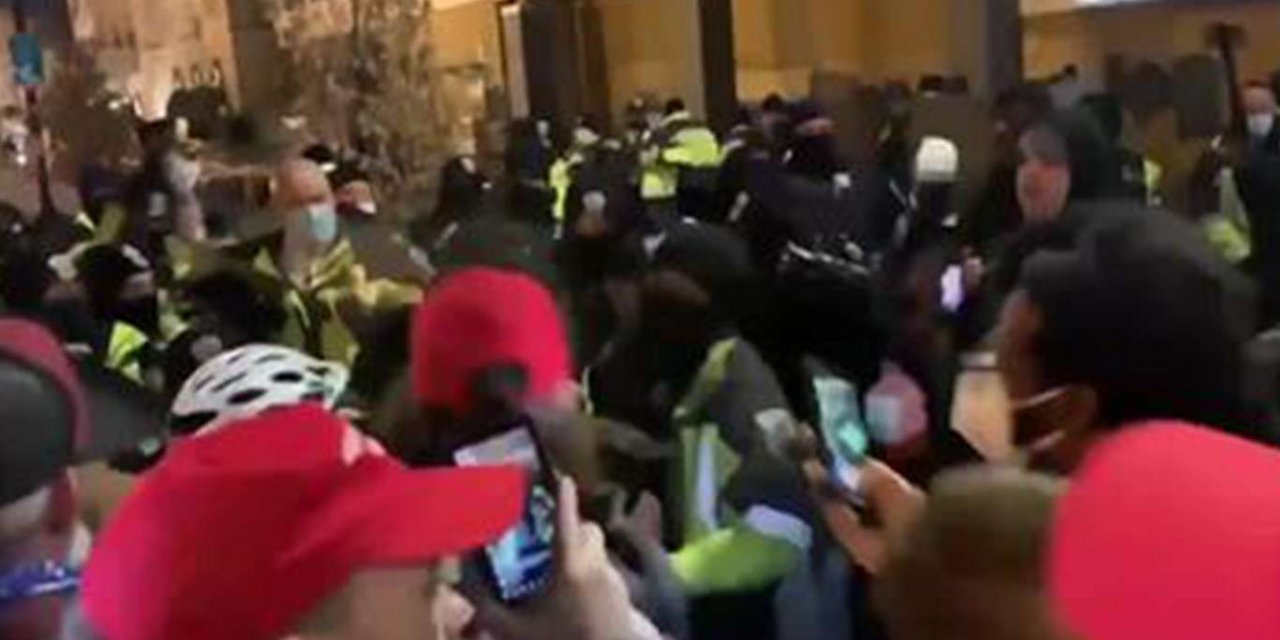 Li Washingtonê alîgirên Trump û polês bi hev ketin