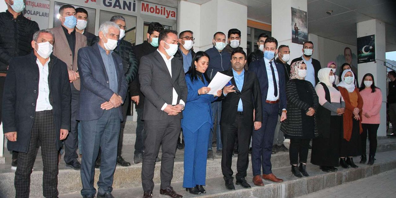 Başörtü düşmanlığı ve darbe çağrılarına suç duyurusunda bulundu