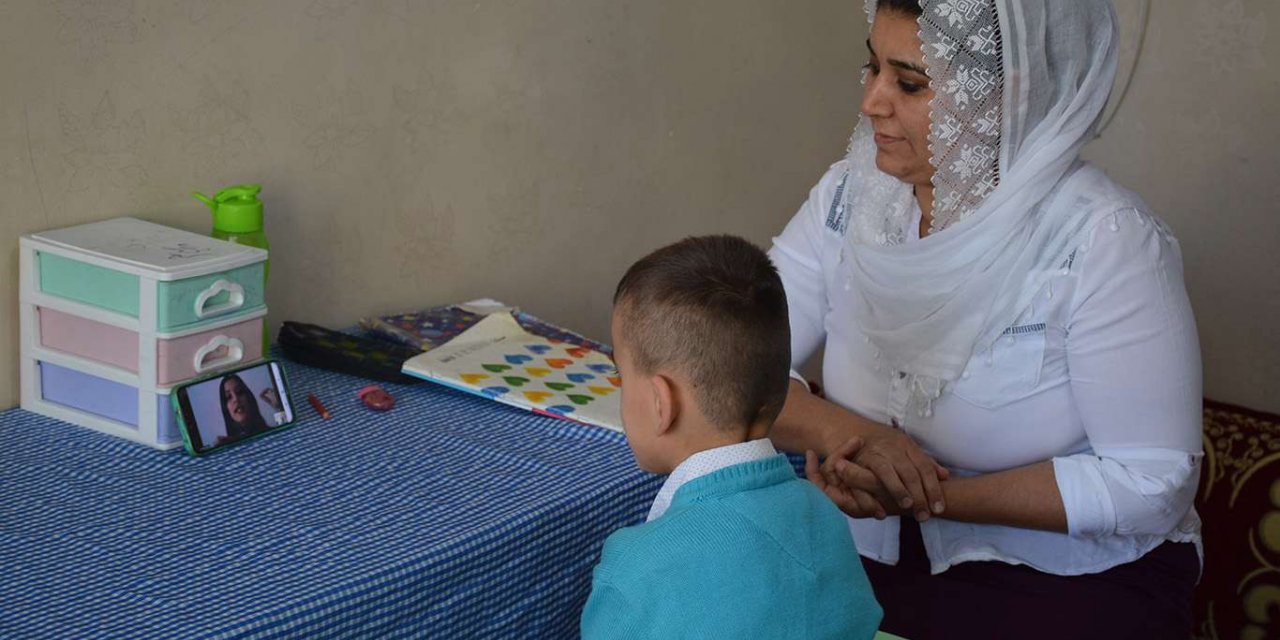 Şırnaklı anne oğluyla beraber EBA üzerinden okuma yazma öğrendi
