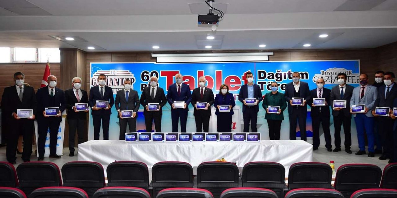 Gaziantep'te ihtiyaç sahibi öğrencilere tablet dağıtıldı