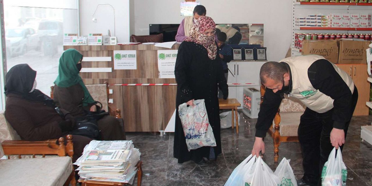 Umut Kervanı Van ve Elâzığ'da yaklaşık 300 aileye gıda yardımında bulundu